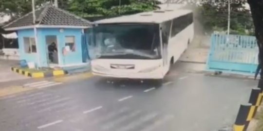 Melaju Sangat Kencang, Video Kecelakaan Bus di Semarang Ini Bikin Merinding