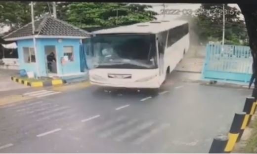 kecelakaan bus di semarang terekam cctv