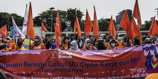 Aksi Buruh Perempuan Tuntut Pengesahan RUU TPKS di Gedung DPR