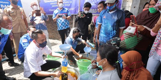 Saat Ibas Tuangkan Minyak Goreng Literan untuk Ibu-Ibu yang Antre