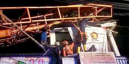 Baliho Besar Ambruk Timpa Kios di Jalan Raya Bogor, Warga Sempat Terjebak