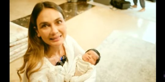Potret Luna Maya Momong Baby Ameena Anak Aurel dan Atta Dapat Banyak Doa dari Netizen
