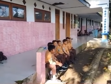 kades bringinan ngamuk melihat siswa sd terlantar