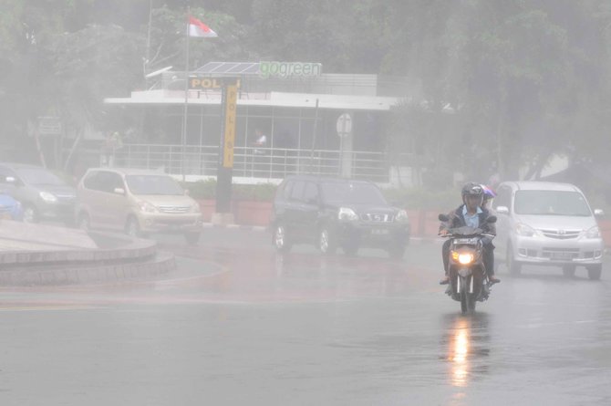 angin kencang di bundaran hi