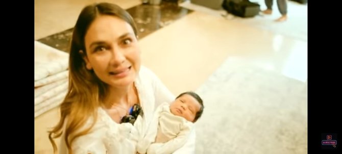 potret luna maya momong baby ameena anak aurel dan atta dapat banyak doa dari netizen