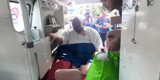 Damkar Kabupaten Bogor Evakuasi Lelaki Obesitas Seberat 180 Kilogram