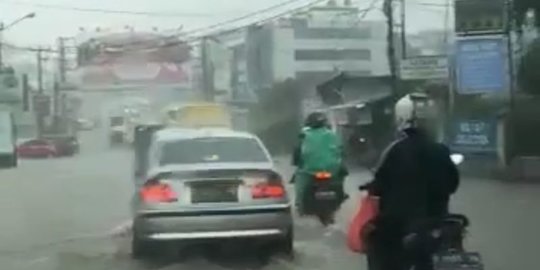 Jalur Cipanas-Puncak Banjir, Lalu Lintas Macet dan Banyak Kendaraan Mogok