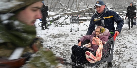 Aksi Tentara Ukraina Selamatkan Lansia Pakai Troli