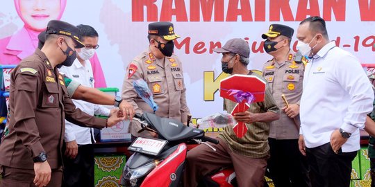 Kapolda Riau Beri Hadiah Motor kepada Lansia Peserta Vaksinasi di Dumai