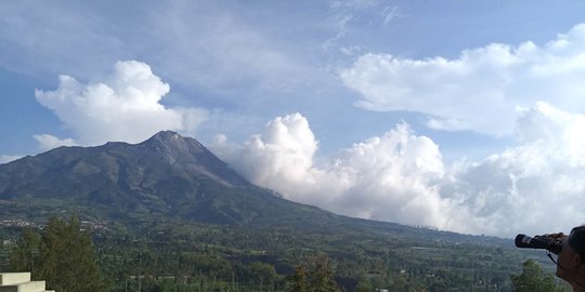 Gunung Merapi Semburkan 5 Kali Awan Panas Guguran Sejauh 5.000 Meter
