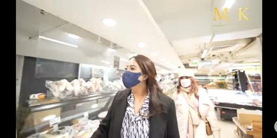 4 Potret Crazy Rich Bali Maharani & Ivan Gunawan Belanja di Supermarket di Paris 4 Potret Crazy Rich Bali Maharani & Ivan Gunawan Belanja di Supermarket di Paris