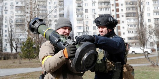 Rudal Antitank NLAW Ukraina Siap Gempur Tank Rusia