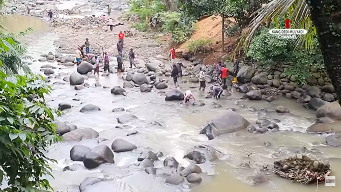 sungai ciherang di desa salem dibendung perusahaan pembangkit listrik