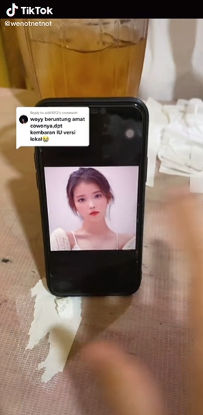 pria ini punya pacar mirip iu begini penampakannya