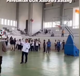 bupati batang unjuk kebolehan bermain basket