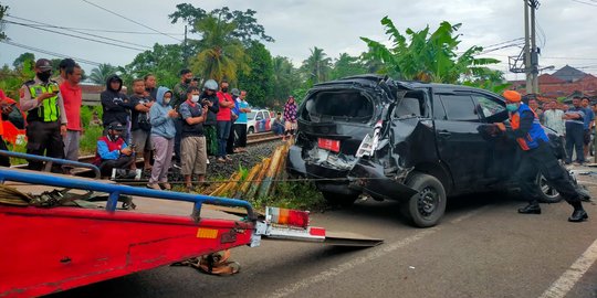 Terobos Palang Pintu, Mobil Dinas Pemkab Tasik Tertabrak Kereta