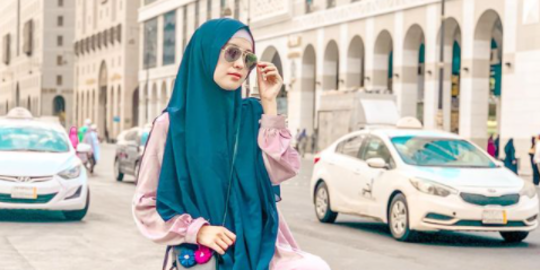 Biasa Tampil Terbuka, Intip Pesona Neezha Rais 'Kisah Nyata Spesial' saat Pakai Hijab