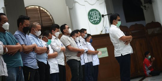 Saf Salat Berjemaah Kembali Rapat