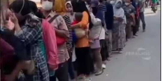 Viral Warga Pemalang Antre Minyak Goreng Hingga Ratusan Meter, Ada Momen Lucu Ini