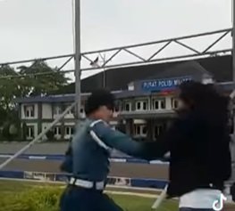 aksi berkelahi polisi militer wanita tni al ini keren banget gerakannya top abis