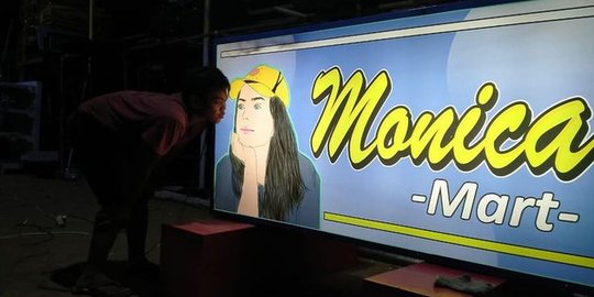 Potret Monica 'Tukang Ojek Pengkolan' Kini Sukses Miliki Mini Market