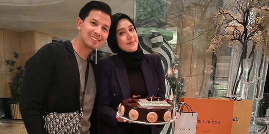 5 Potret Ultah Fairuz ke-36, Diperlakukan Bak Ratu oleh Sang Suami