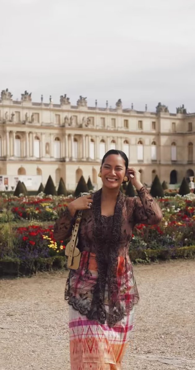 cantik dan elegan intip pesona tara basro pakai kebaya di istana versailles prancis