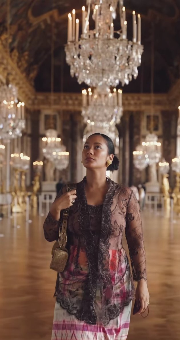 cantik dan elegan intip pesona tara basro pakai kebaya di istana versailles prancis