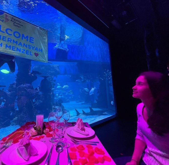 potret romantis azriel dan sarah menzel makan bareng depan akuarium raksaksa