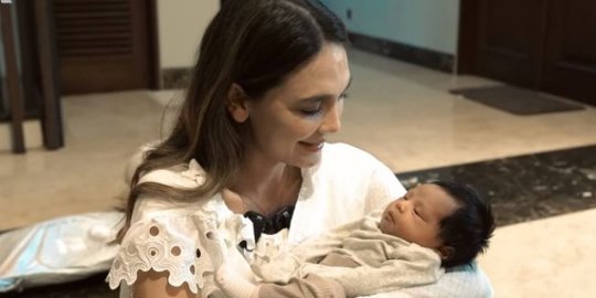 Intip Potret Luna Maya Gendong Bayi Rekan Seleb, Jenguk Baby Ameena Jadi Sorotan