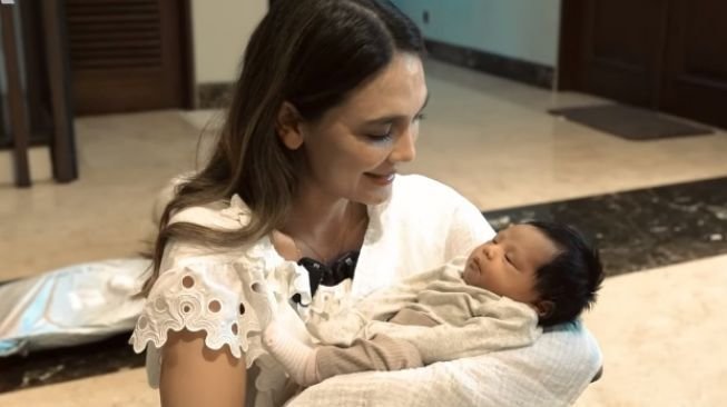 intip potret luna maya gendong bayi rekan seleb saat jenguk baby ameena sorot matanya curi perhatian