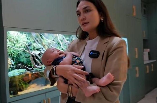 intip potret luna maya gendong bayi rekan seleb saat jenguk baby ameena sorot matanya curi perhatian