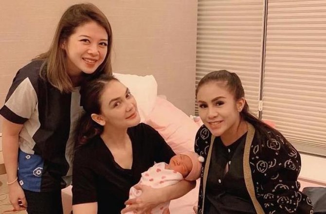 intip potret luna maya gendong bayi rekan seleb saat jenguk baby ameena sorot matanya curi perhatian