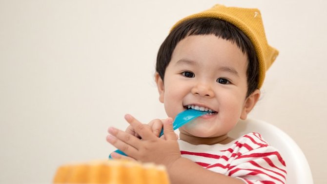 penyebab kebiasaan anak menggigit baju ketahui cara mengatasinya