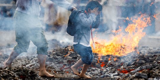 Reaksi Warga Berjalan di Bara Api Saat Festival Hiwatari Matsuri