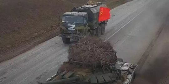 Bendera Uni Soviet Terlihat Dipasang di Kendaraan Militer Rusia di Ukraina