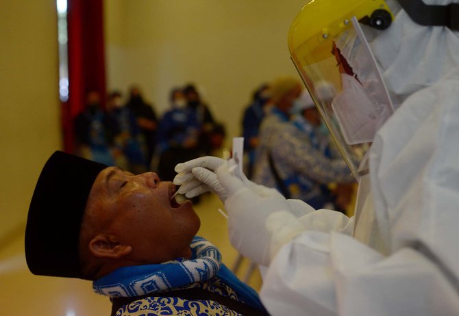 jemaah umrah indonesia berangkat ke tanah suci