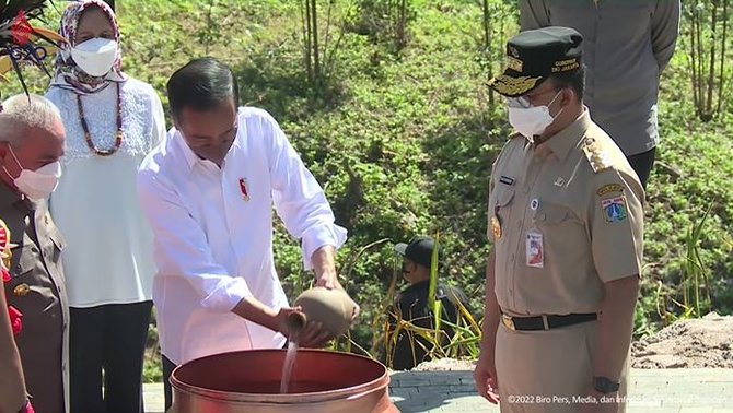 presiden jokowi gelar penyatuan tanah dan air dari 34 provinsi untuk ikn nusantara