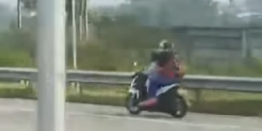 Viral Perempuan Naik Motor Ngebut di Jalan Tol Singosari, Aksinya Bikin Geleng Kepala