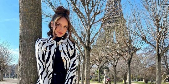 Potret Cinta Laura Selama Berada di Paris, Gayanya Simple tapi Stunning Abis