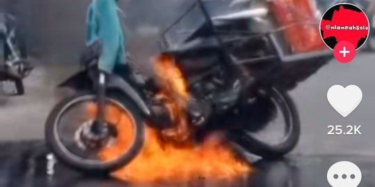 Tuai Pujian, Begini Aksi Seorang Wanita Pemberani Padamkan Motor Terbakar