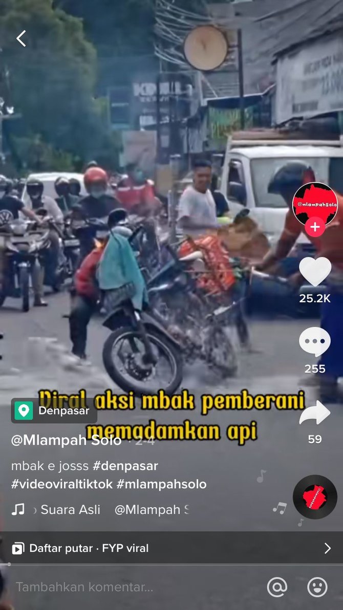 viral aksi wanita pemberani padamkan api
