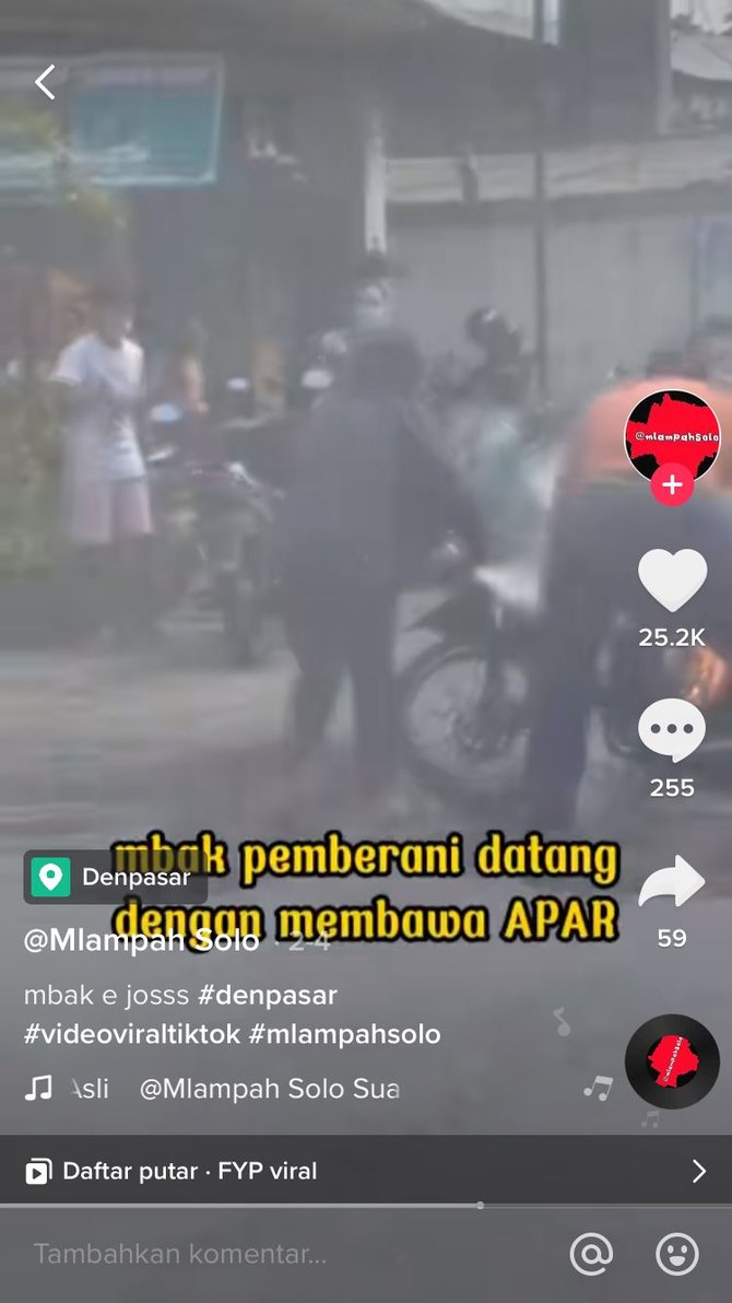 viral aksi wanita pemberani padamkan api