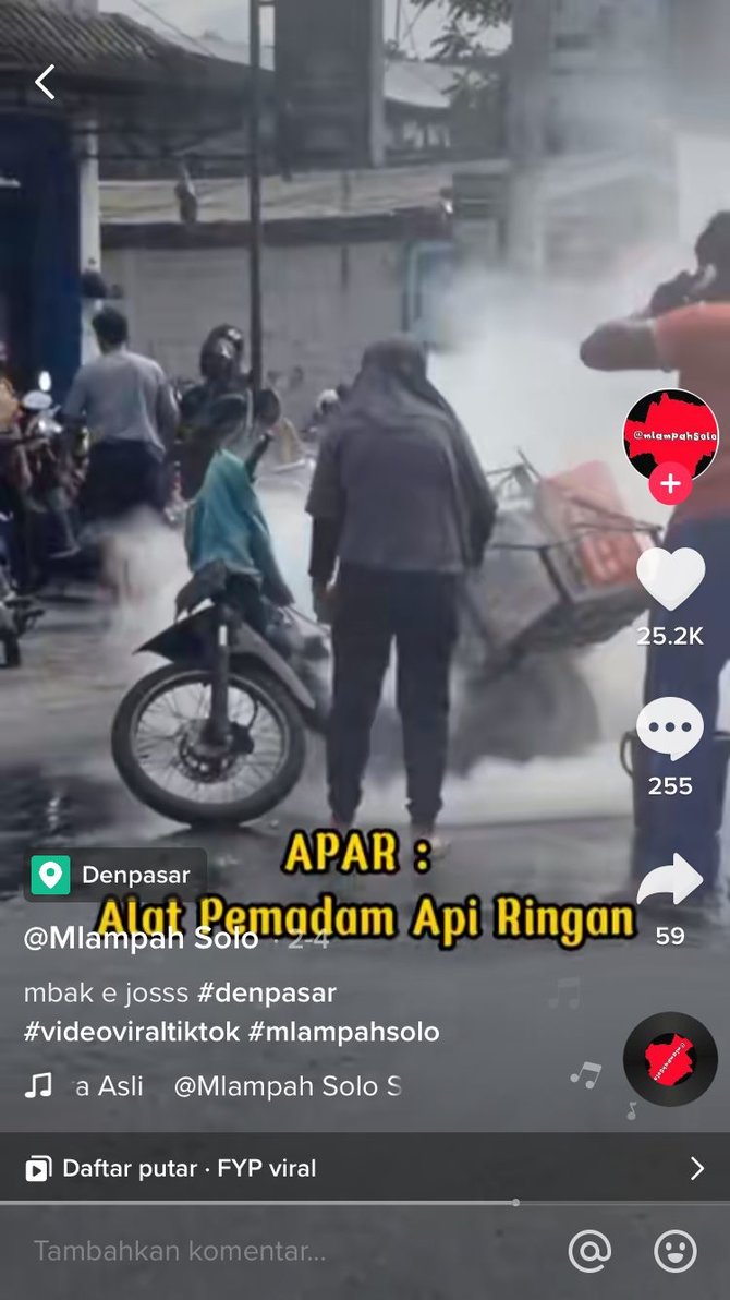viral aksi wanita pemberani padamkan api