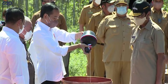 Sebelum Diserahkan ke Jokowi, Tanah dan Air dari Kaltim dan NTT Jalani Ritual Adat