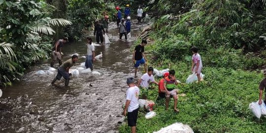 Ratusan Warga Sleman Serentak Bersihkan Sungai di 10 Titik, Begini Keseruannya