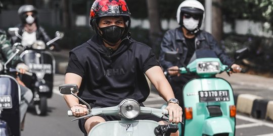 5 Potret Atta Halilintar Naik Vespa, Penampilannya Mencuri Perhatian