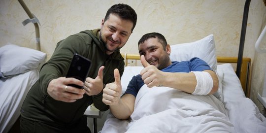 Gaya Presiden Ukraina Volodymyr Zelenskyy Jenguk Tentara Terluka di Rumah Sakit