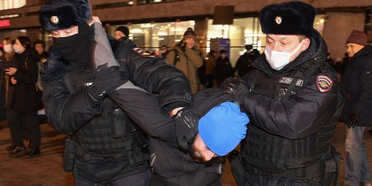 Rusia Tangkap Hampir Seribu Pengunjuk Rasa Tolak Invasi Ukraina