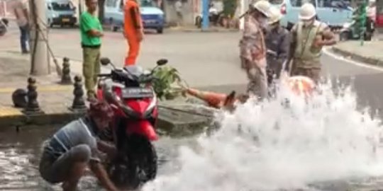Pipa Air di Tambora Bocor, Aksi Pria Asyik Cuci Motor Ini Curi Perhatian